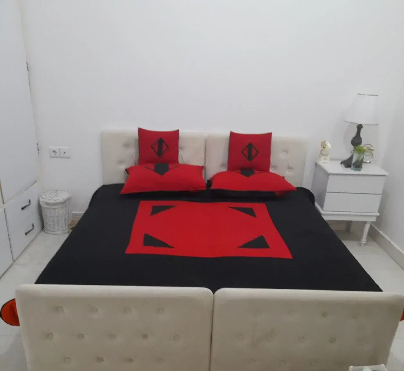 تخت تشک و رو تختی|تخت و سرویس خواب|قم, قلعه یزدیها|دیوار