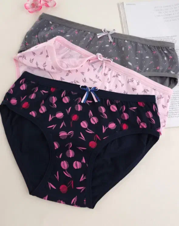 لباس زیر زنانه|لباس|کاشان, باغ ماجد|دیوار