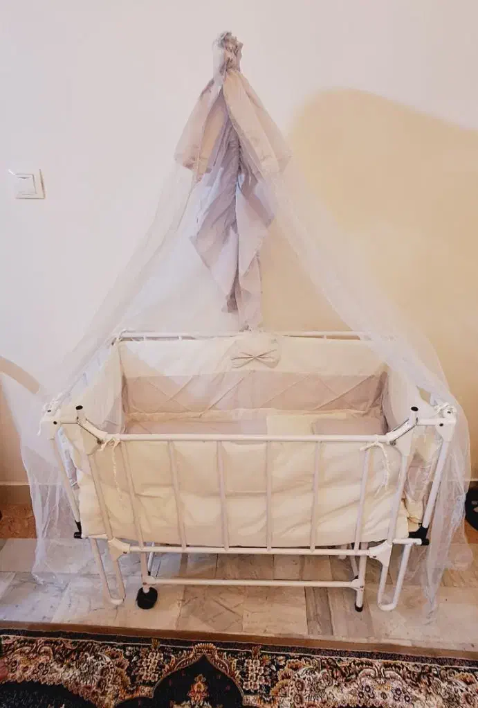 تخت و گهواره کنار مادر در حد نو|تخت و صندلی بچه|تهران, ابوذر|دیوار