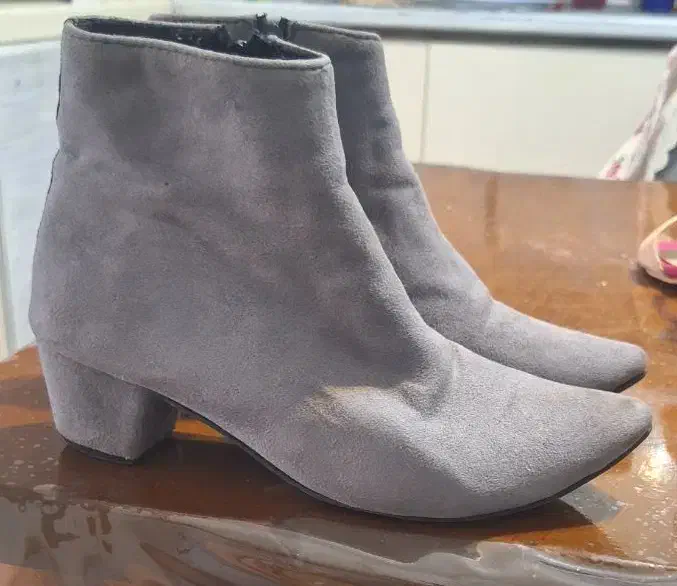 بوت جنس سوییت|کیف، کفش، کمربند|رشت, حمیدیان|دیوار