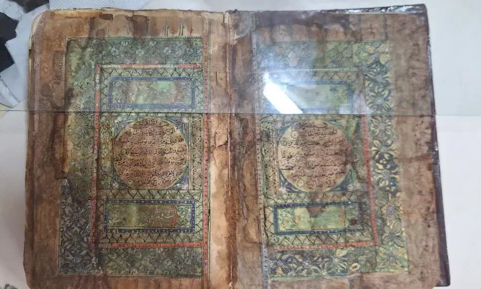 قرآن خطی نفیس|کلکسیون اشیاء عتیقه|قم, انسجام|دیوار
