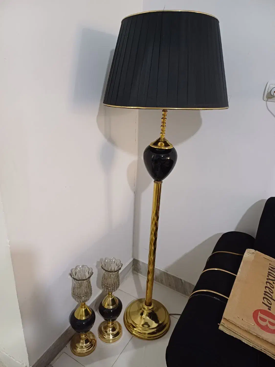 آباژور و با دوعدد شمعدونی رو میزی مشکی طلایی|چراغ خواب و آباژور|قرچک, پویینک|دیوار