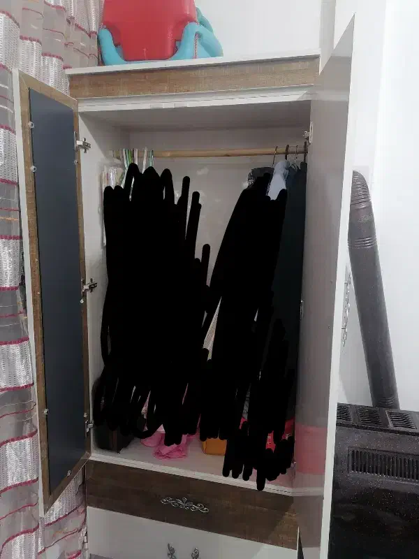 یک کمد لباس، رگال لباس و قفسه کتاب فلزی|جاکفشی، کمد، دراور|اسفراین, |دیوار