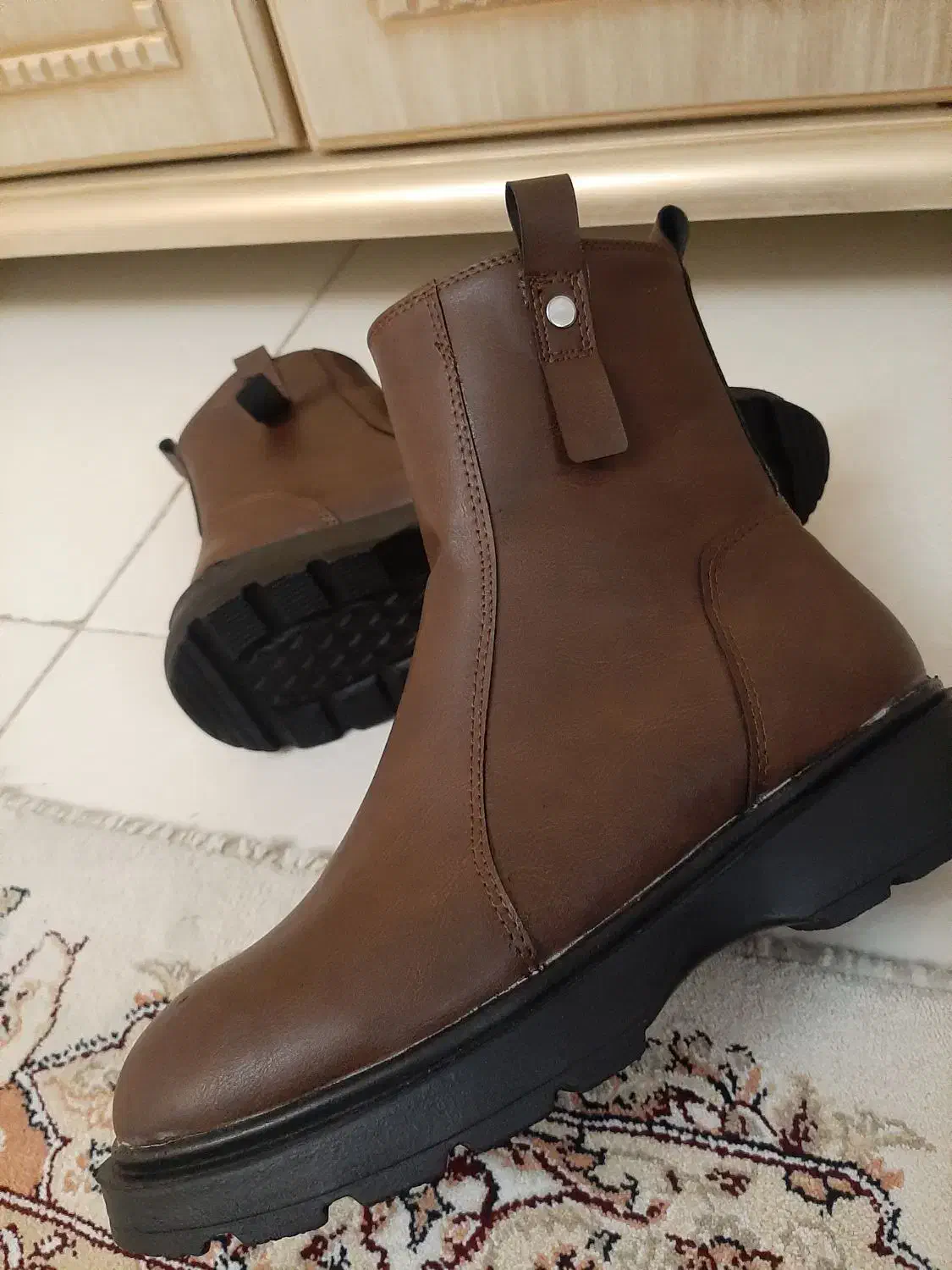 نیم بوت|کیف، کفش، کمربند|صوفیان, |دیوار