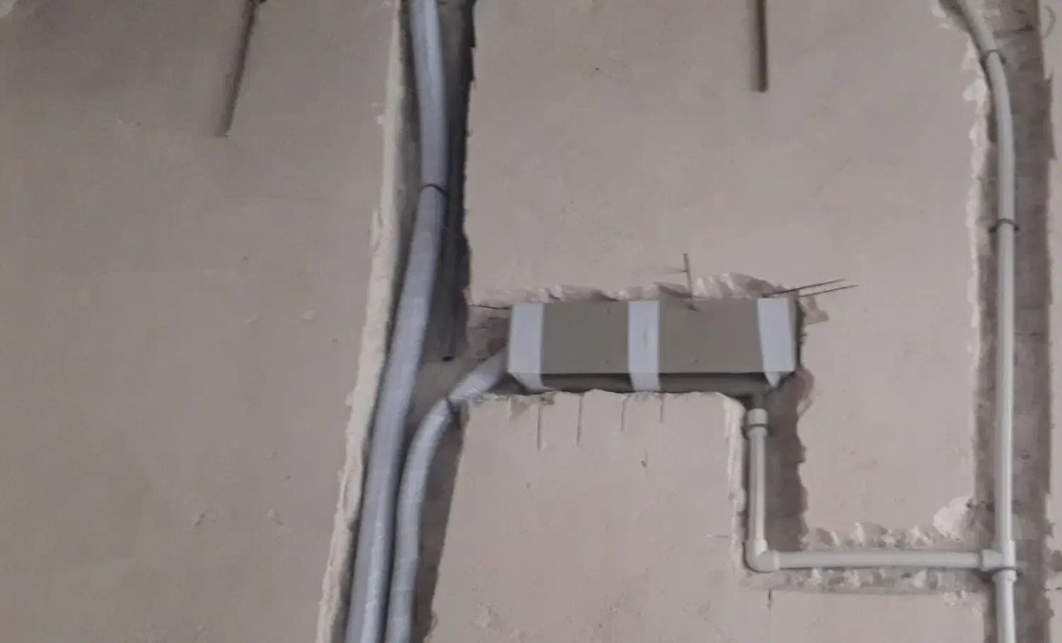 لوله کشی توکار(لوله مسی) کولراسپیلتو داکت اسپلیت|خدمات پیشه و مهارت|چالوس, |دیوار