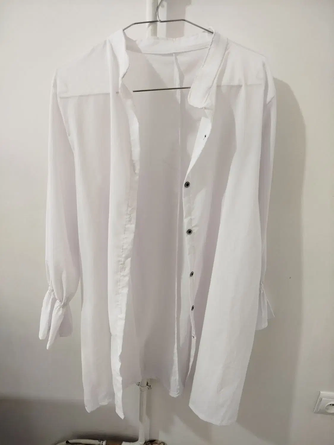 تعدادی لباس نونو|لباس|دورود, |دیوار