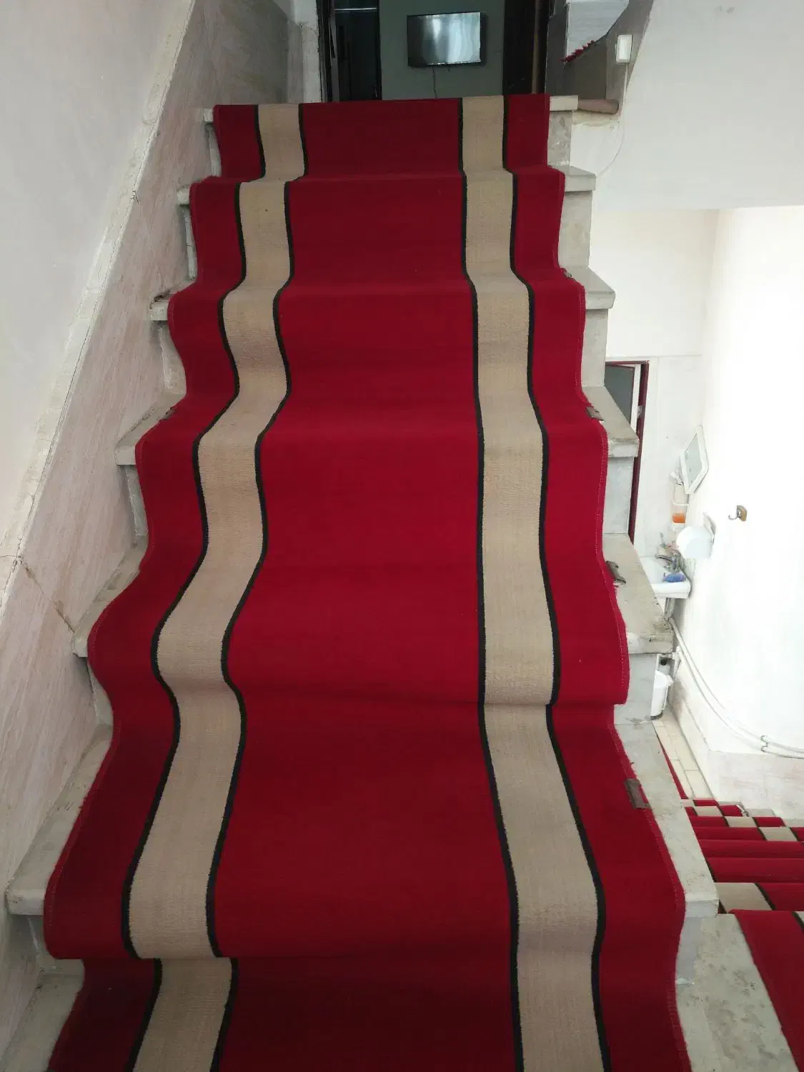 فرش راه پله 2طبقه بدون پارگی و تمیز|موکت|نسیم‌شهر, |دیوار