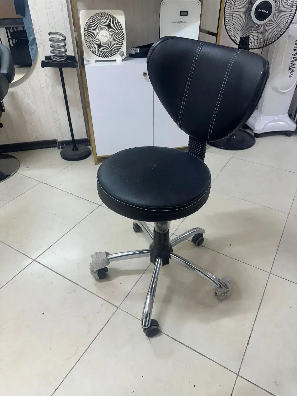 میز و صندلی.استیج پدیکور.استند لاک|آرایشگاه و سالنهای زیبایی|قم, زینبیه|دیوار