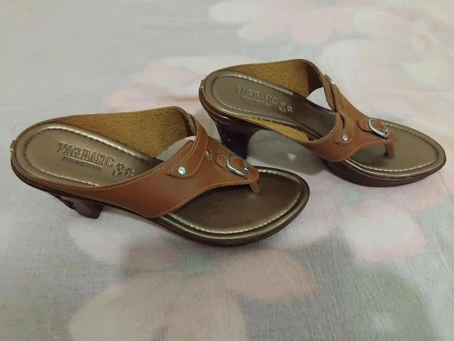 صندل|کیف، کفش، کمربند|بندر دیر, |دیوار