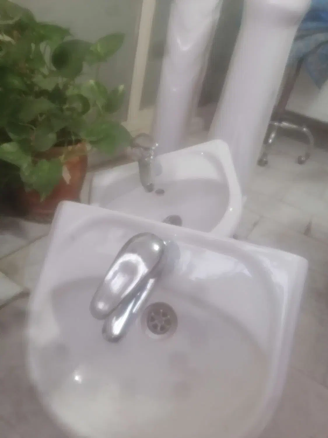 روشویی سالم و آماده نصب باشیر اهرمی|لوازم سرویس بهداشتی|یزد, |دیوار