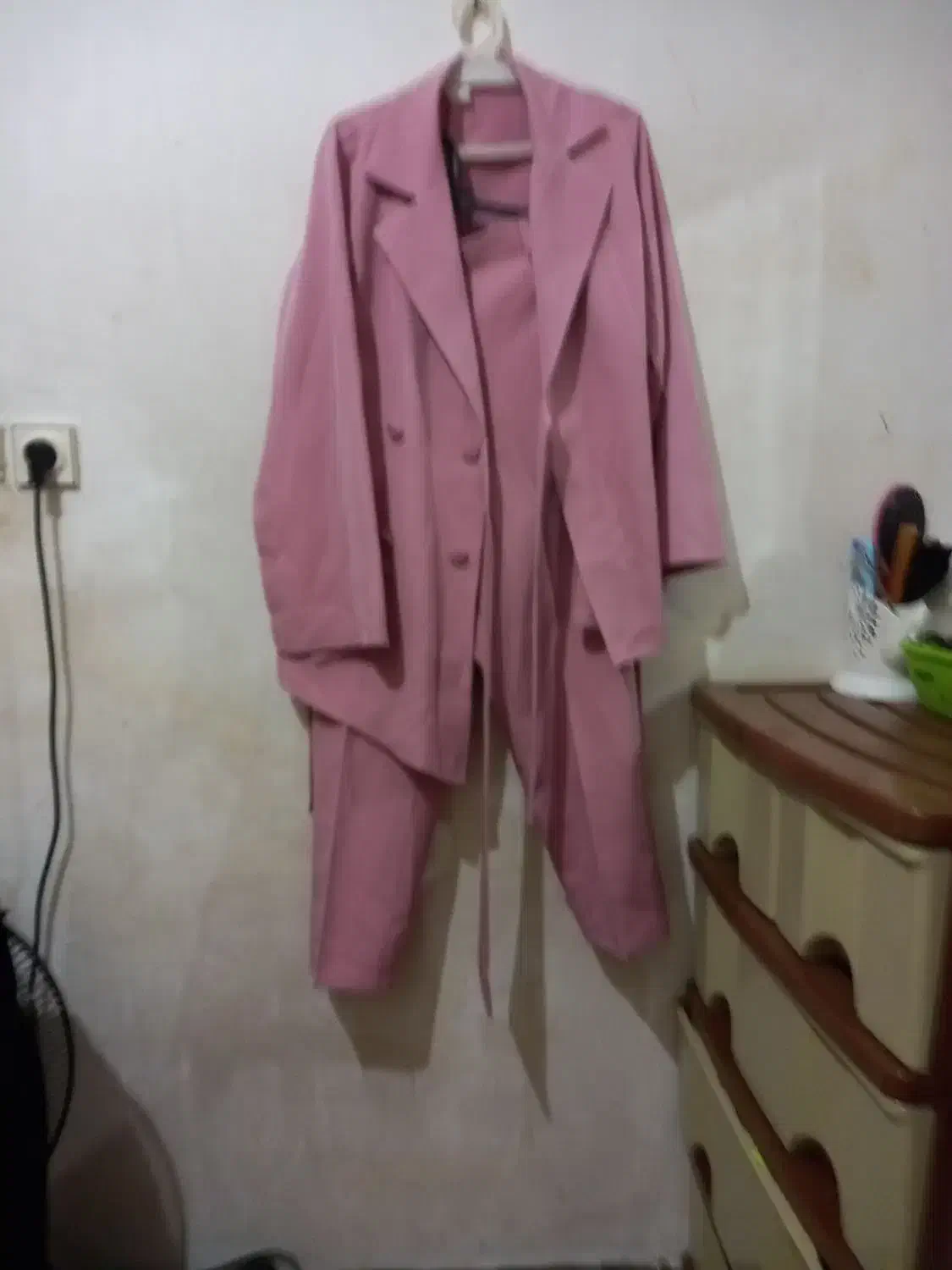 تعدادی مانتو|لباس|رشت, کوی فکوری|دیوار