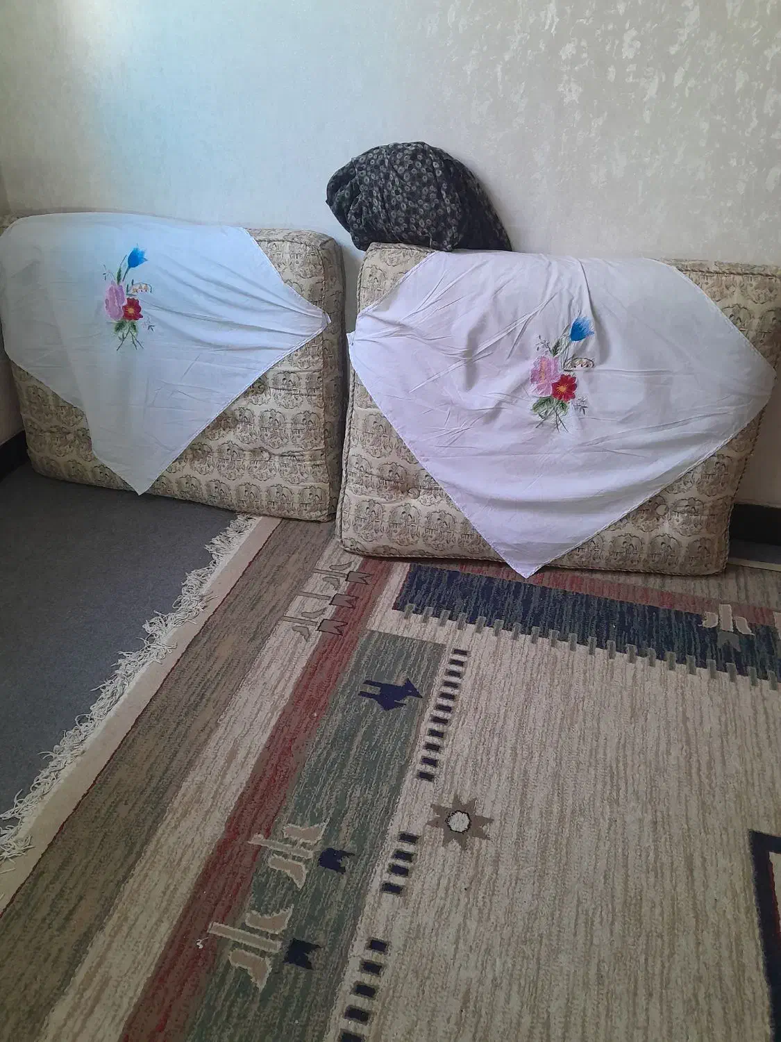 پشتی سنتی مخطط|پشتی|اصفهان, باغ زرشک|دیوار