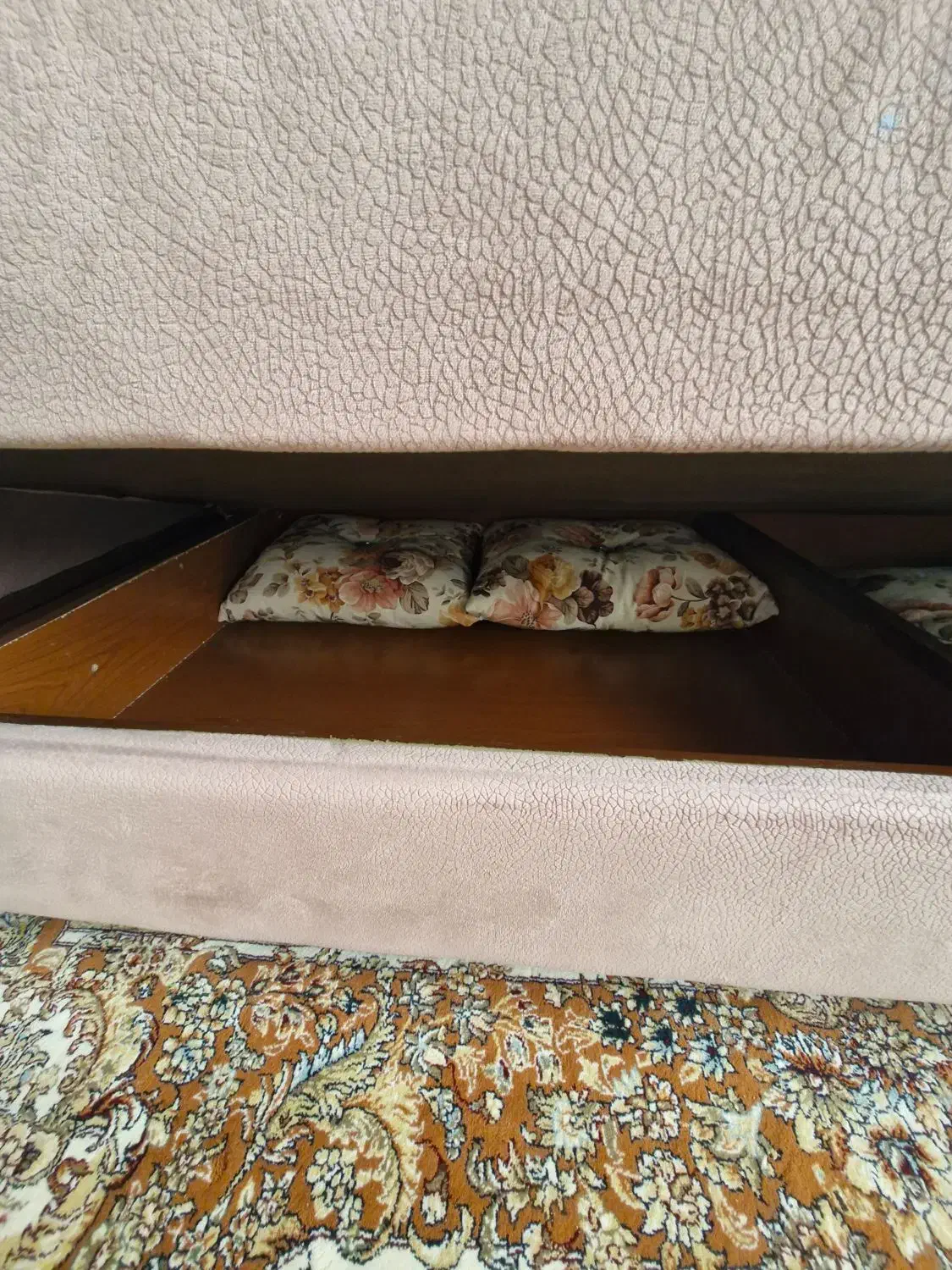مبل ۸ نفره تختخواب شو|مبلمان خانگی و میز عسلی|شبستر, |دیوار