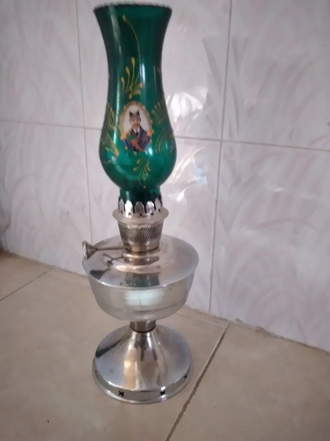 چراغ قدیمی نفتی|کلکسیون اشیاء عتیقه|سیلوانه, |دیوار