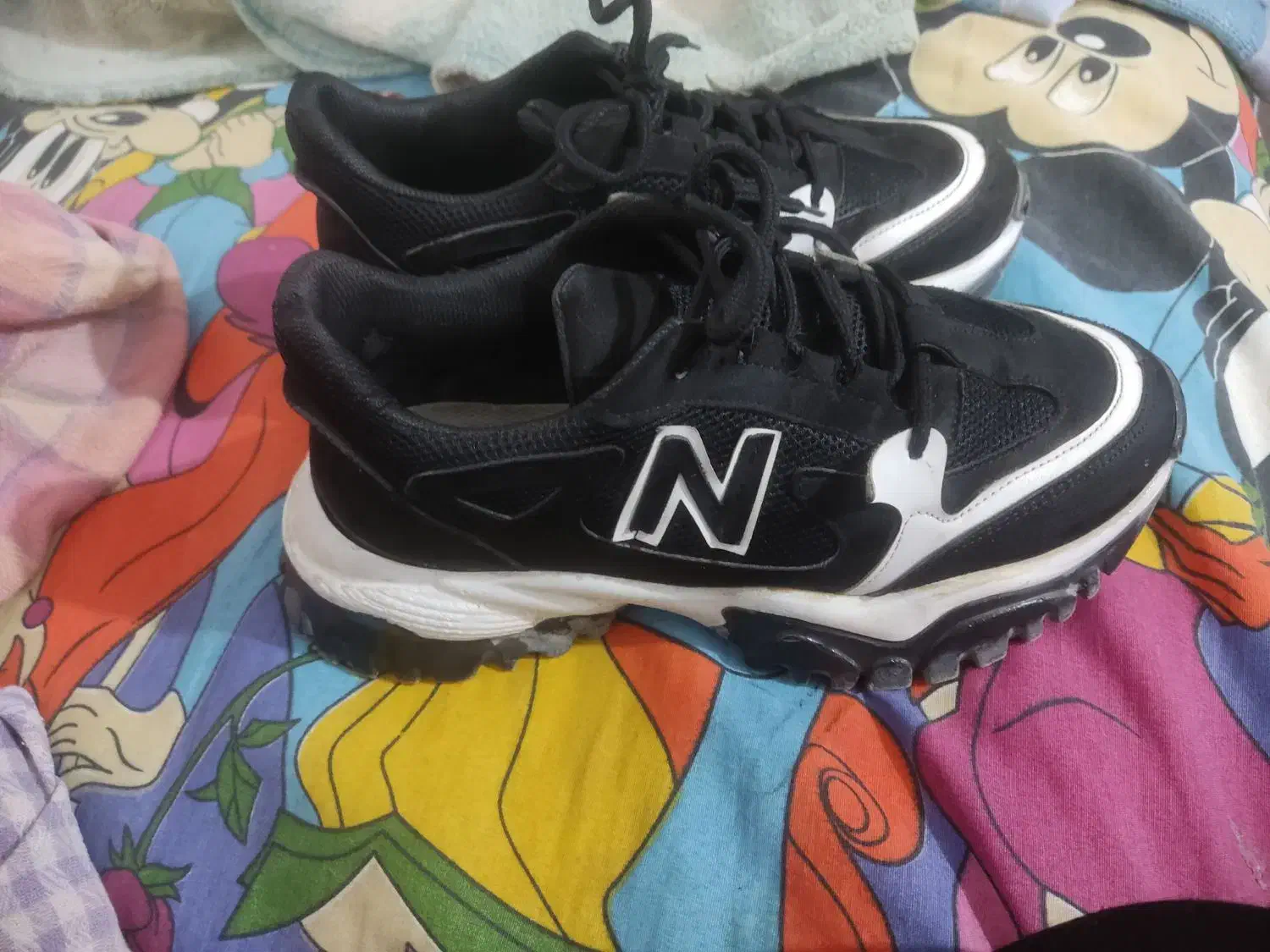 کفش نو|کیف، کفش، کمربند|مسجد سلیمان, |دیوار