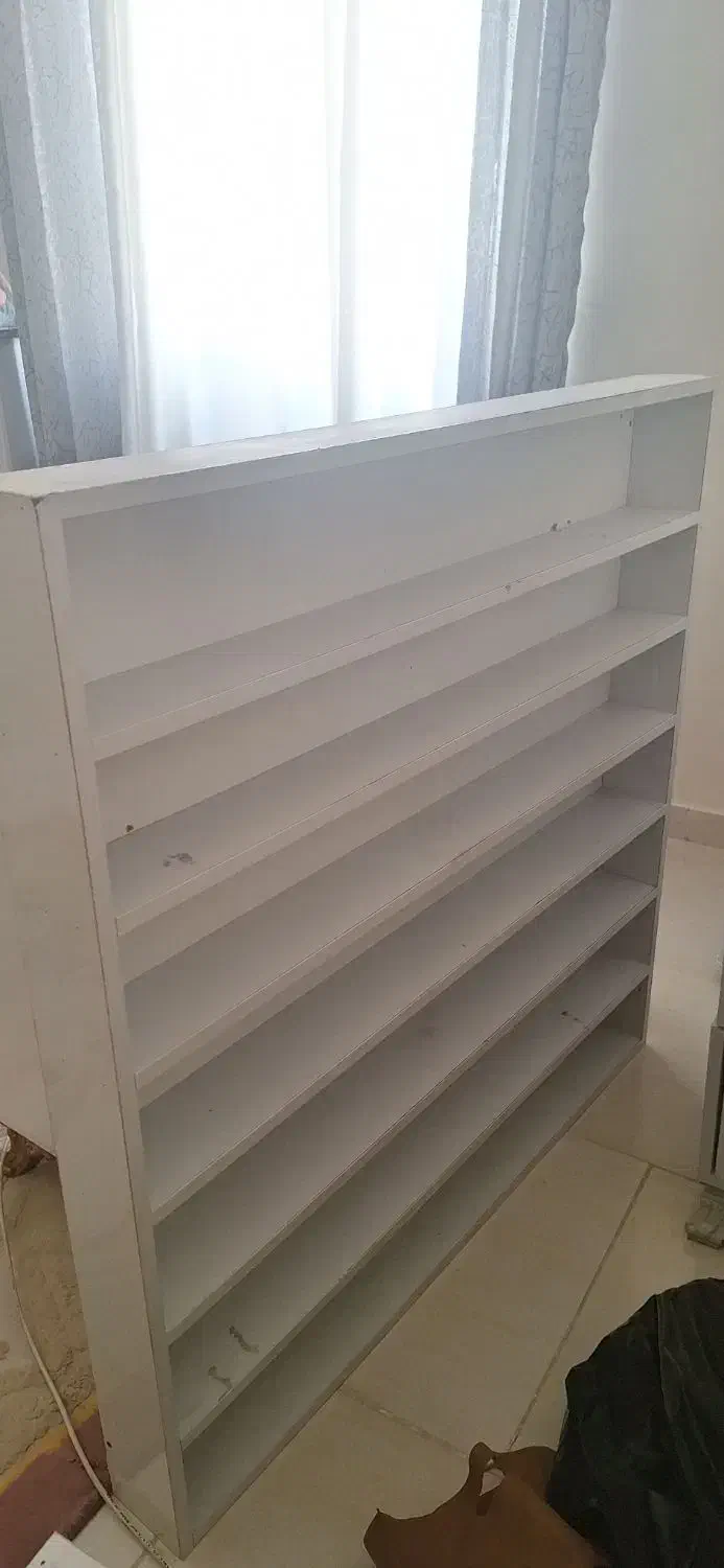 میز ناخن و دوتا صندلی چرخ دار و استند لاک|آرایشگاه و سالن‌های زیبایی|پرند, فاز ۶|دیوار