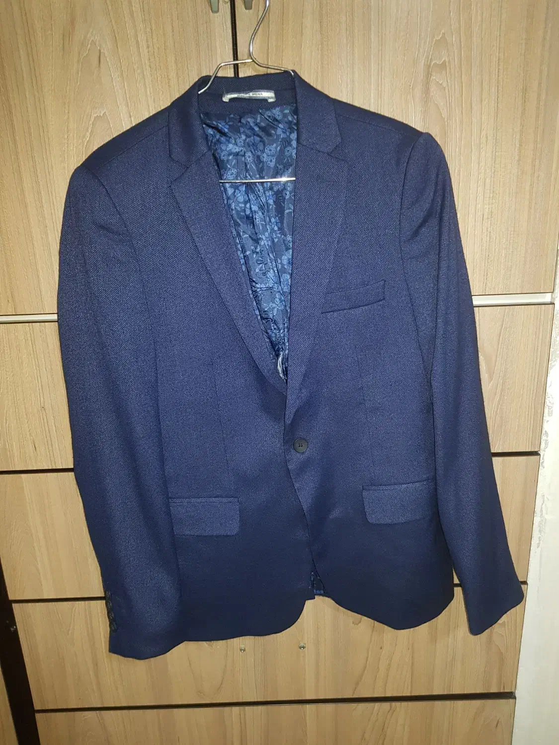 یک عدد کت تک مجلسی|لباس|کرمانشاه, |دیوار