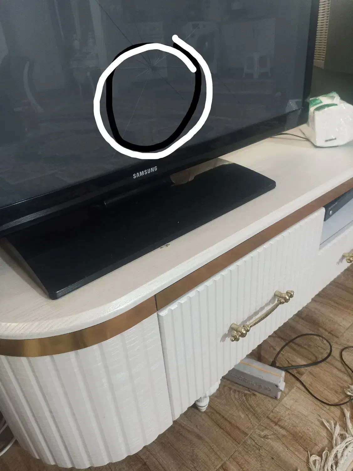 تلویزیون شکسته|تلویزیون و پروژکتور|چهارباغ, |دیوار