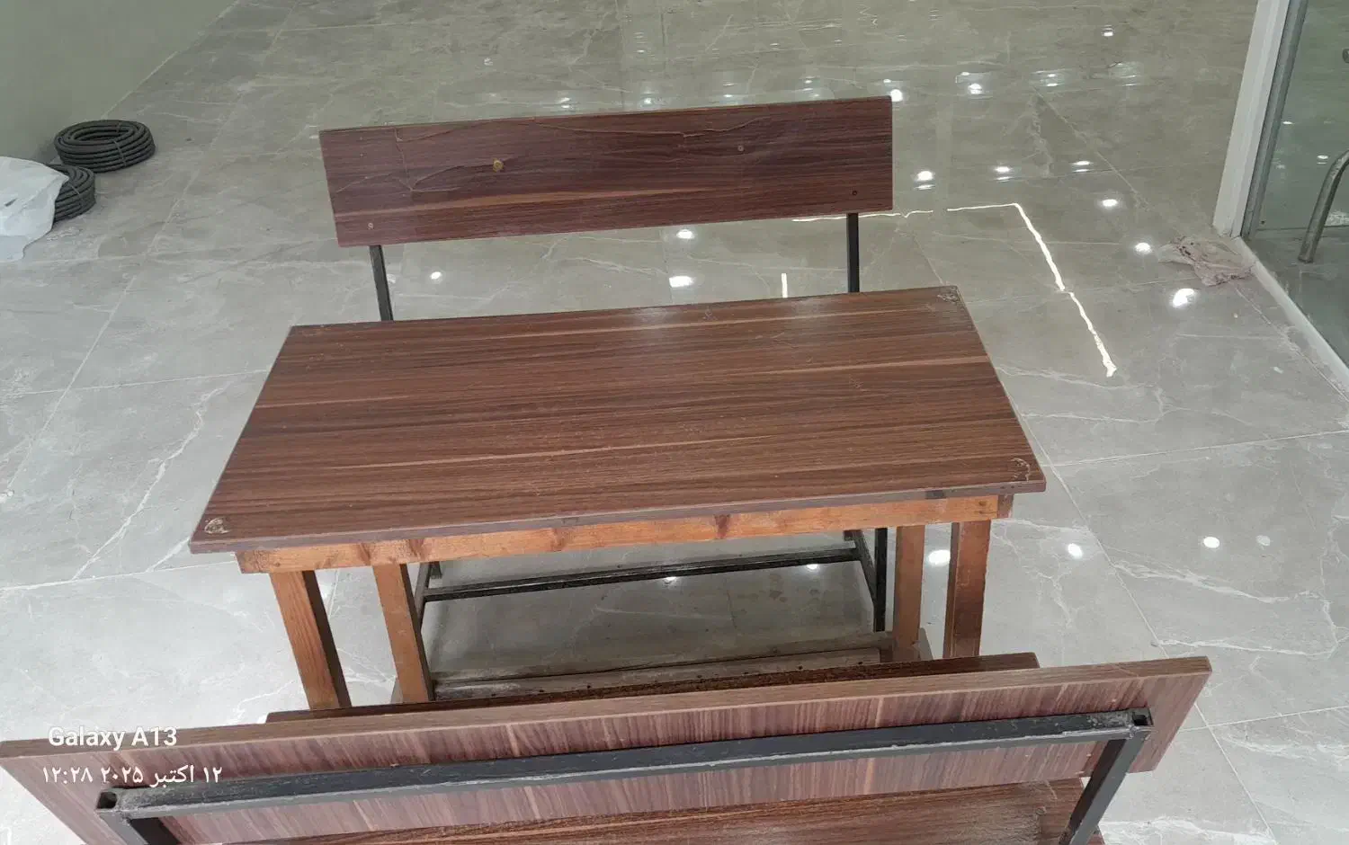 میز چوبی با نیمکت آهنی|کافی‌شاپ و رستوران|لاهیجان, لیالستان|دیوار