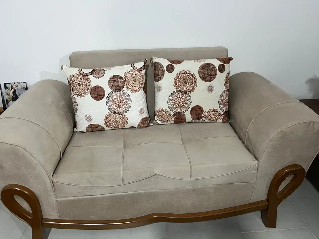 مبل ۷نفره همراه با میز عسلی ۴تیکه|مبلمان خانگی و میز عسلی|رشت, باهنر|دیوار