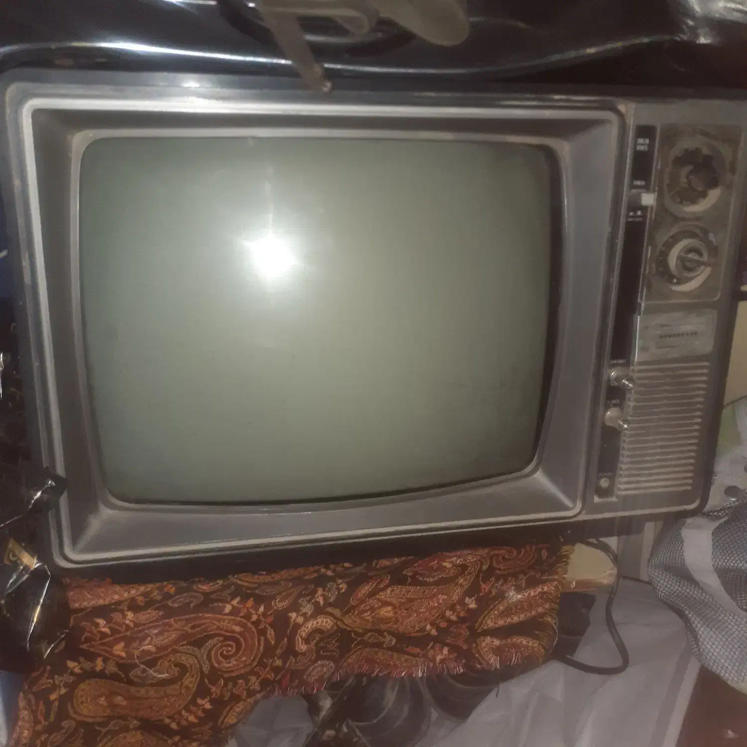 تلوزیون قدیمی|کلکسیون اشیاء عتیقه|بوشهر, |دیوار