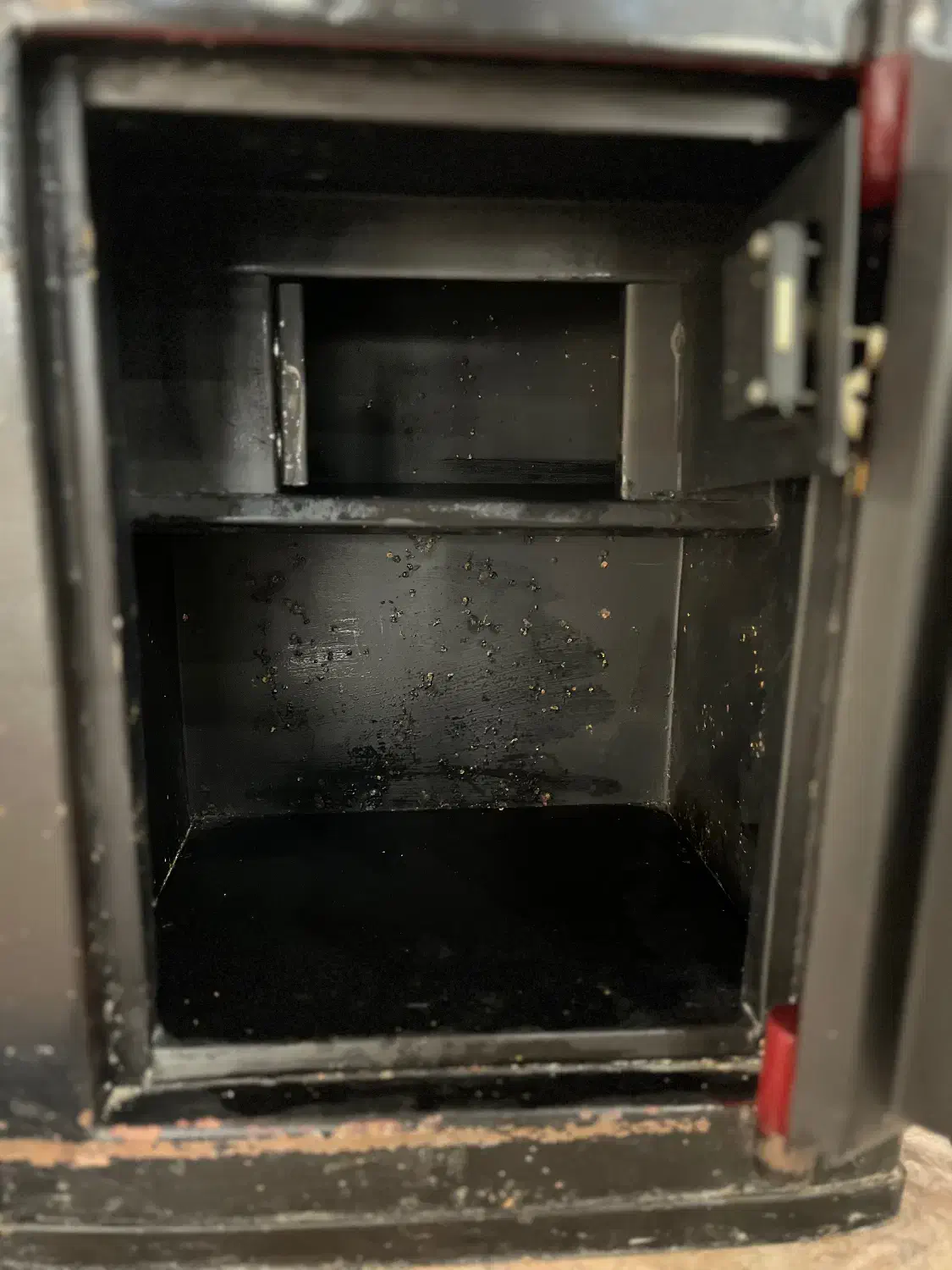 گاوصندوق ایران کاوه|ابزارآلات|هشتگرد, هشتگرد قدیم|دیوار