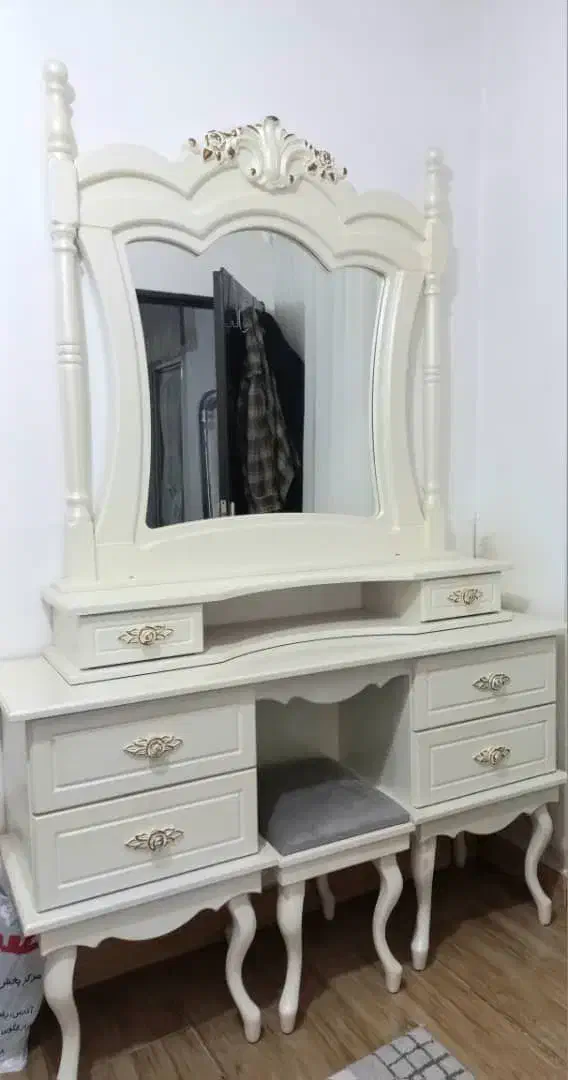 میز آرایشی|میز و صندلی غذاخوری|رشت, معلم|دیوار