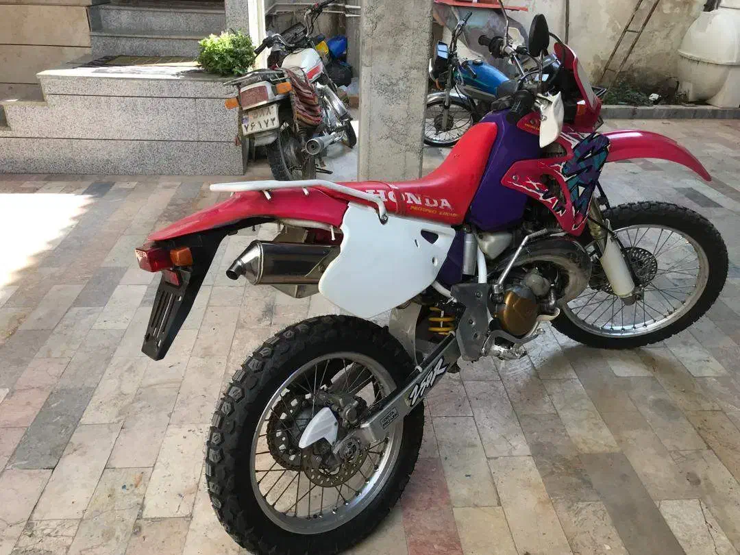 تریل سی ار ام ۲۵۰|موتورسیکلت|گلوگاه, |دیوار