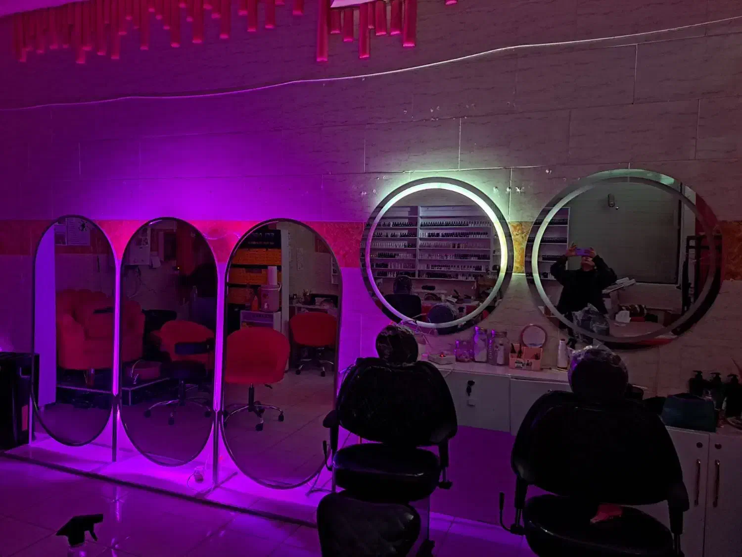 آینه قدی و گرد|آینه|شیراز, شاه قلی بیگی|دیوار