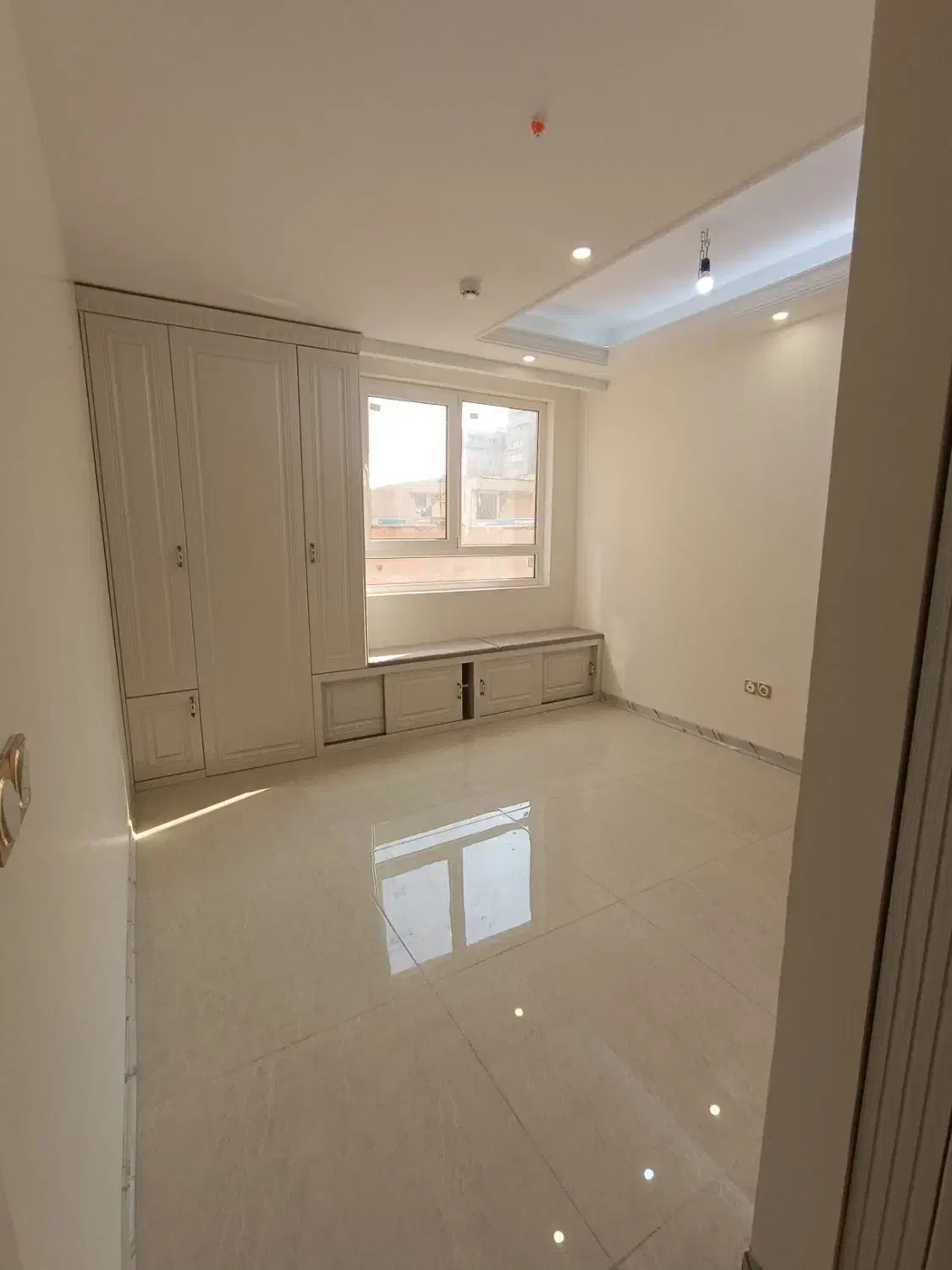 سعادت آباد ۱۳۵متر ۳ خواب /نوساز/غرق در نور