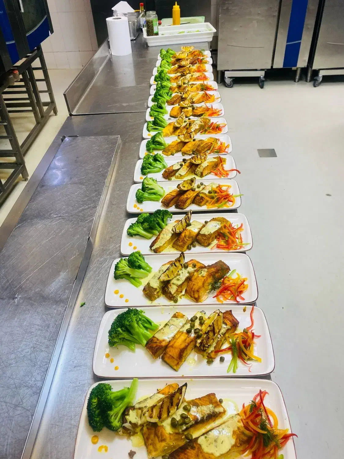 استخدام ، کمک اشپز حرفه ای  ، جهت کار در اشپزخانه|استخدام خدمات فروشگاه و رستوران|سنندج, |دیوار