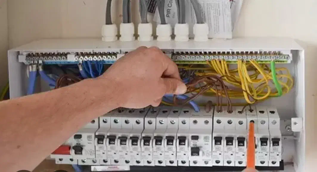 خدمات تعمیرات الکتریکی و برق خانگی و صنعتی سیار|خدمات پیشه و مهارت|بندرعباس, |دیوار