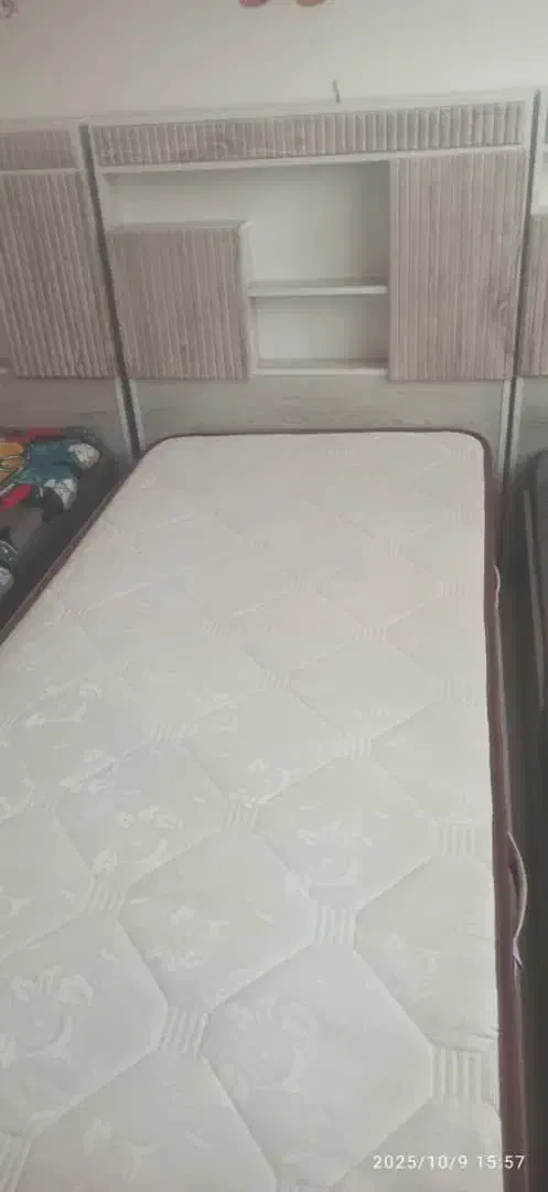 فروش فوری تخت نوجوان در حد خیلی نو به دلیل مهاجرت|تخت و سرویس خواب|قشم, |دیوار