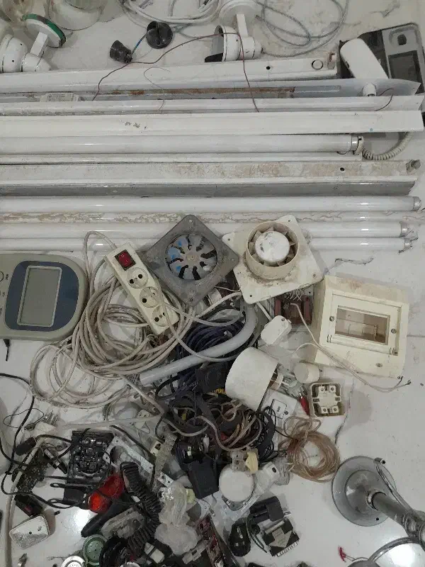 لامپ. مهتابی. مودم باسیم.شارژروغیره|لامپ و چراغ|قم, هنرستان|دیوار