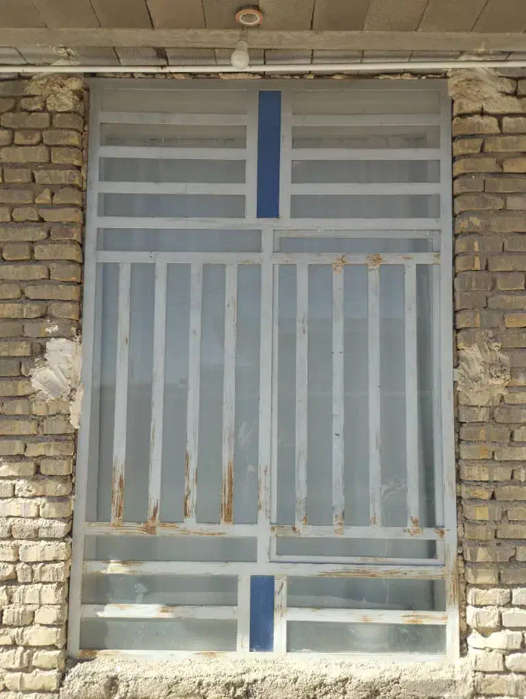 یک در وچهار پنجره اهنی|مصالح و تجهیزات ساختمان|اقلید, |دیوار