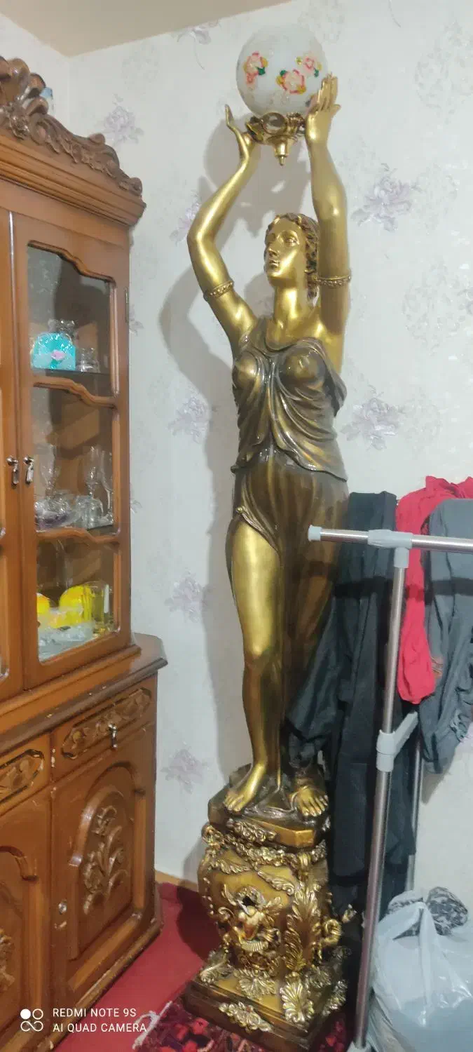 مجسمه دختر چراغ به دست|چراغ خواب و آباژور|تبریز, |دیوار