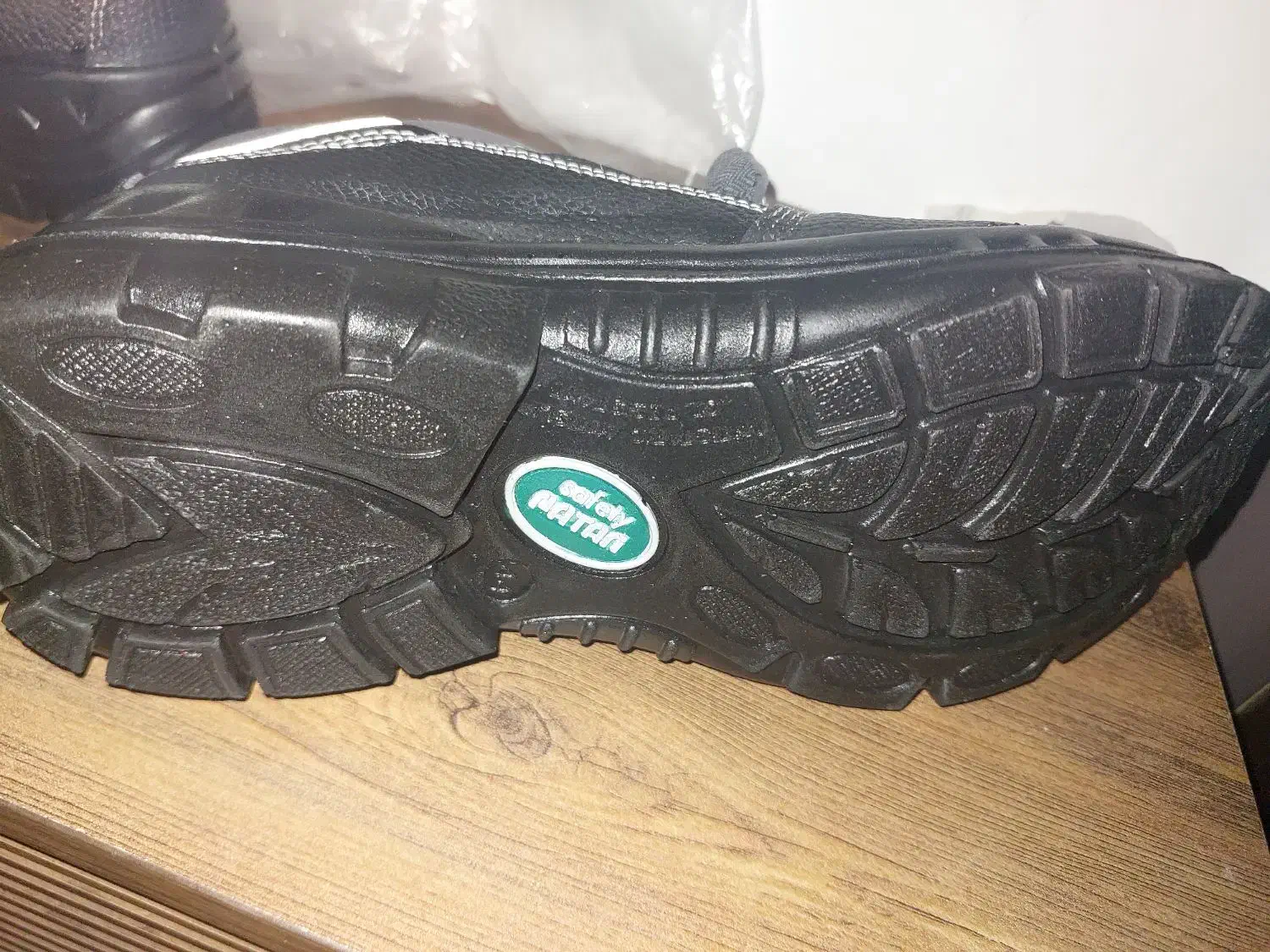 کفش کار  کفش چمن|کیف، کفش، کمربند|نیشابور, گمنام غربی|دیوار