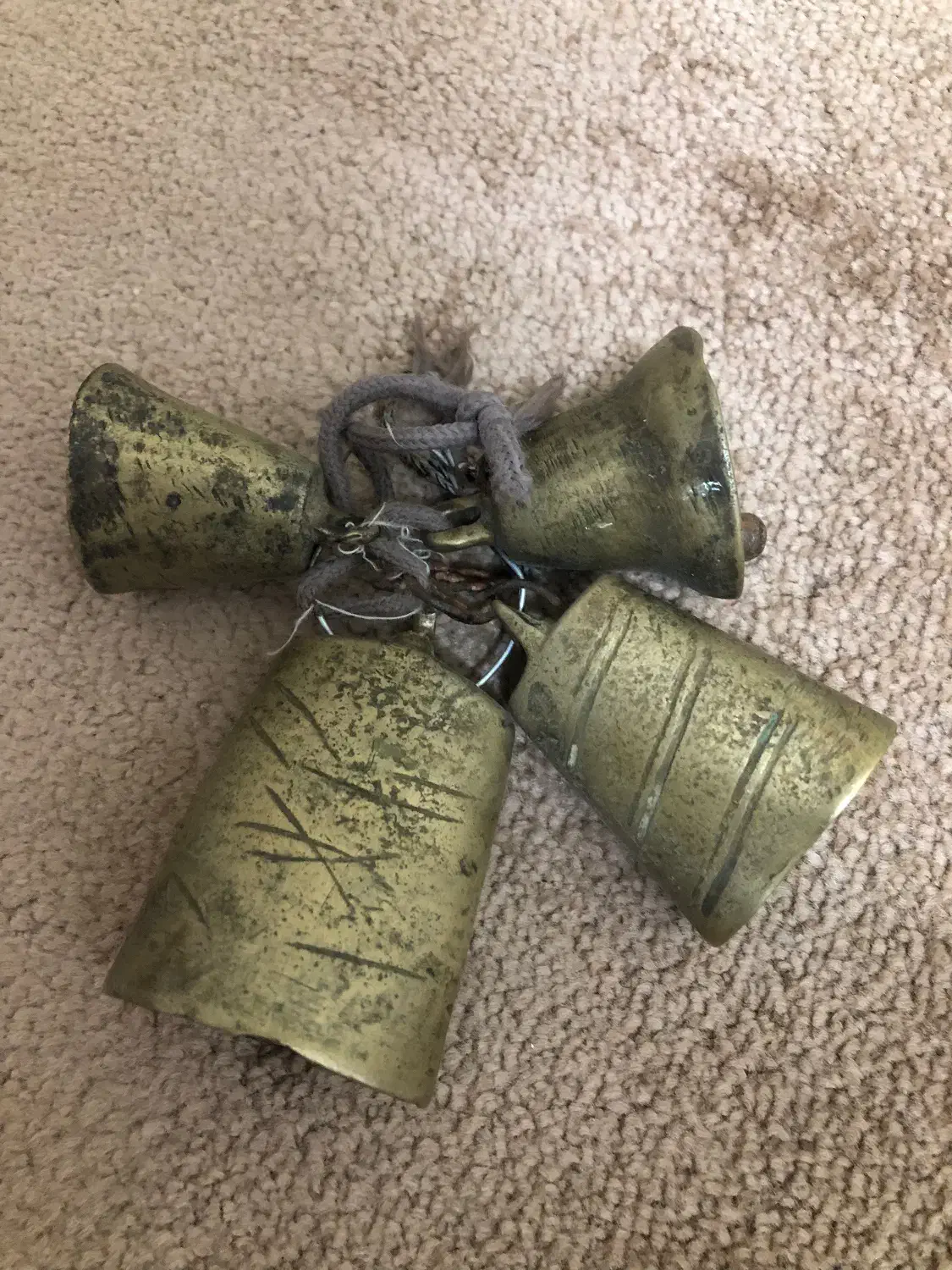 زنگوله قدیمی|کلکسیون اشیاء عتیقه|بجنورد, |دیوار