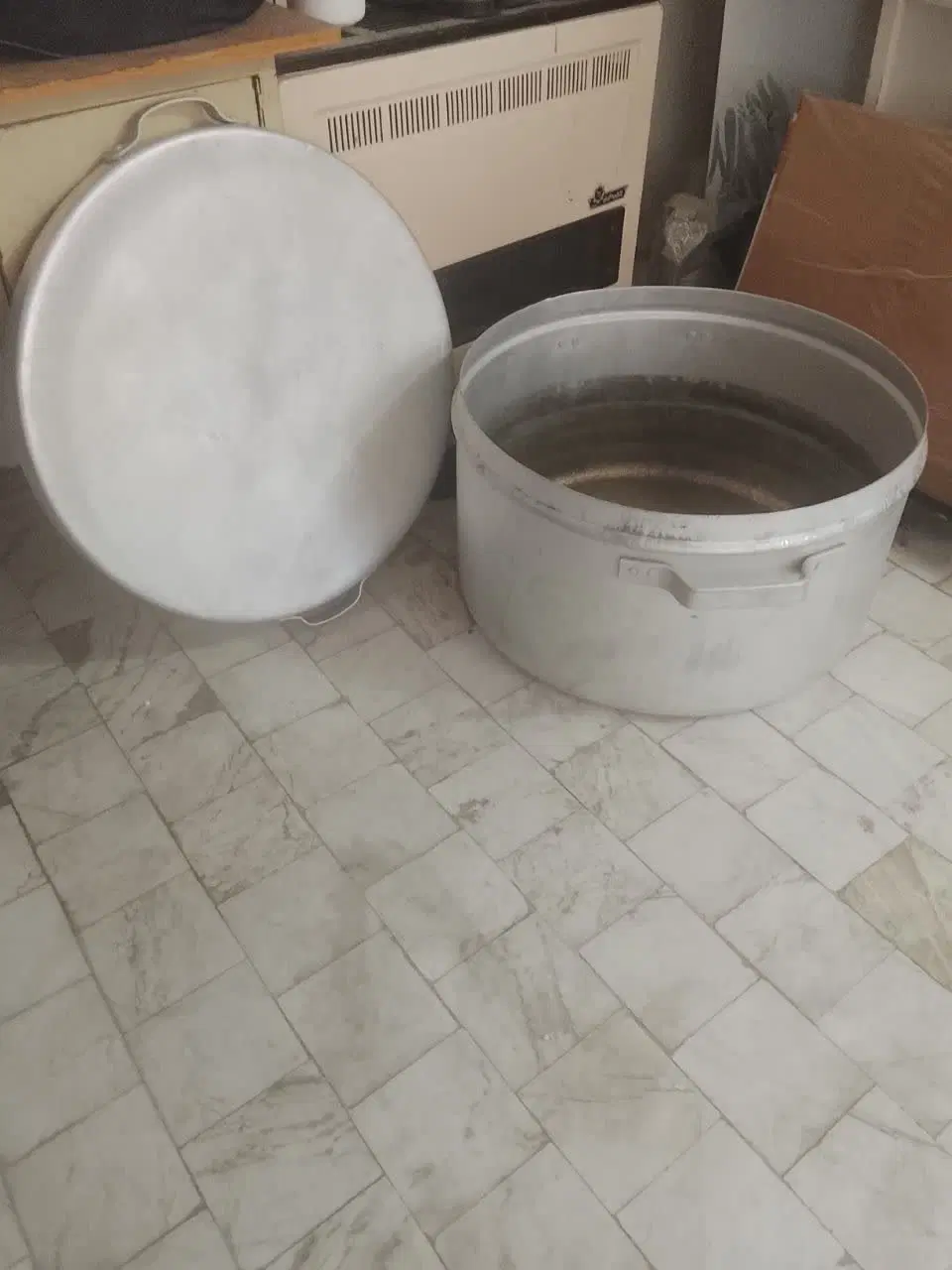 دیگ|ظروف پخت‌وپز|قم, زاویه|دیوار