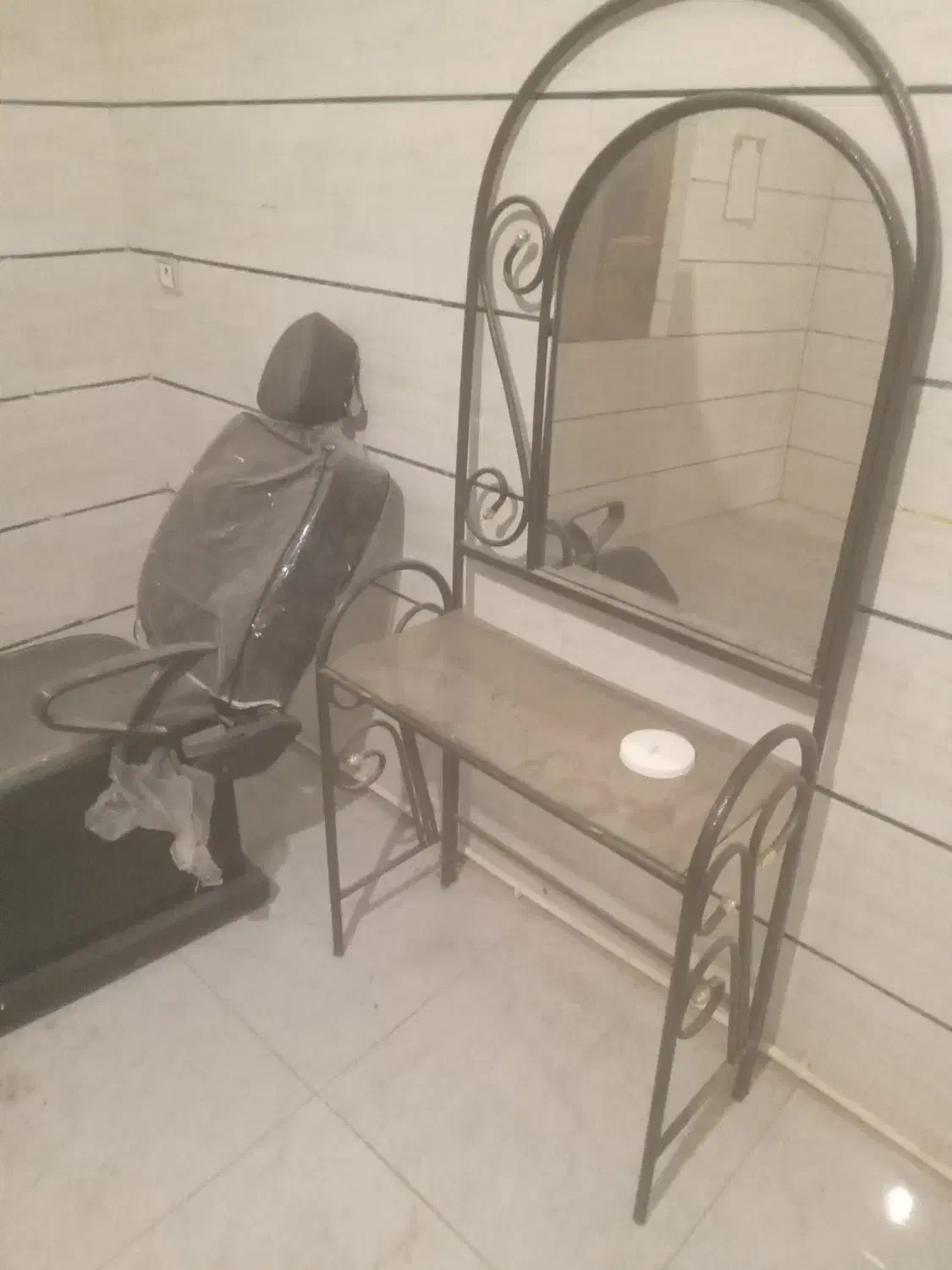 اینه میز ارایشی و صندلی تاشو ارایشگری|آرایشگاه و سالنهای زیبایی|اقبالیه, |دیوار