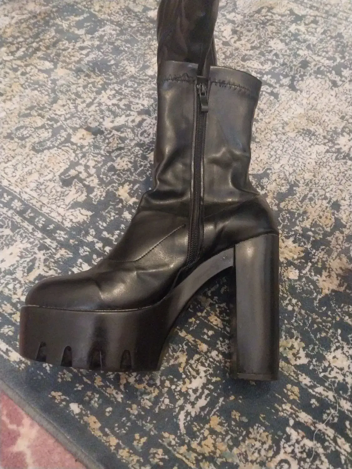 بوت پاشنه دار|کیف، کفش، کمربند|قم, انسجام|دیوار