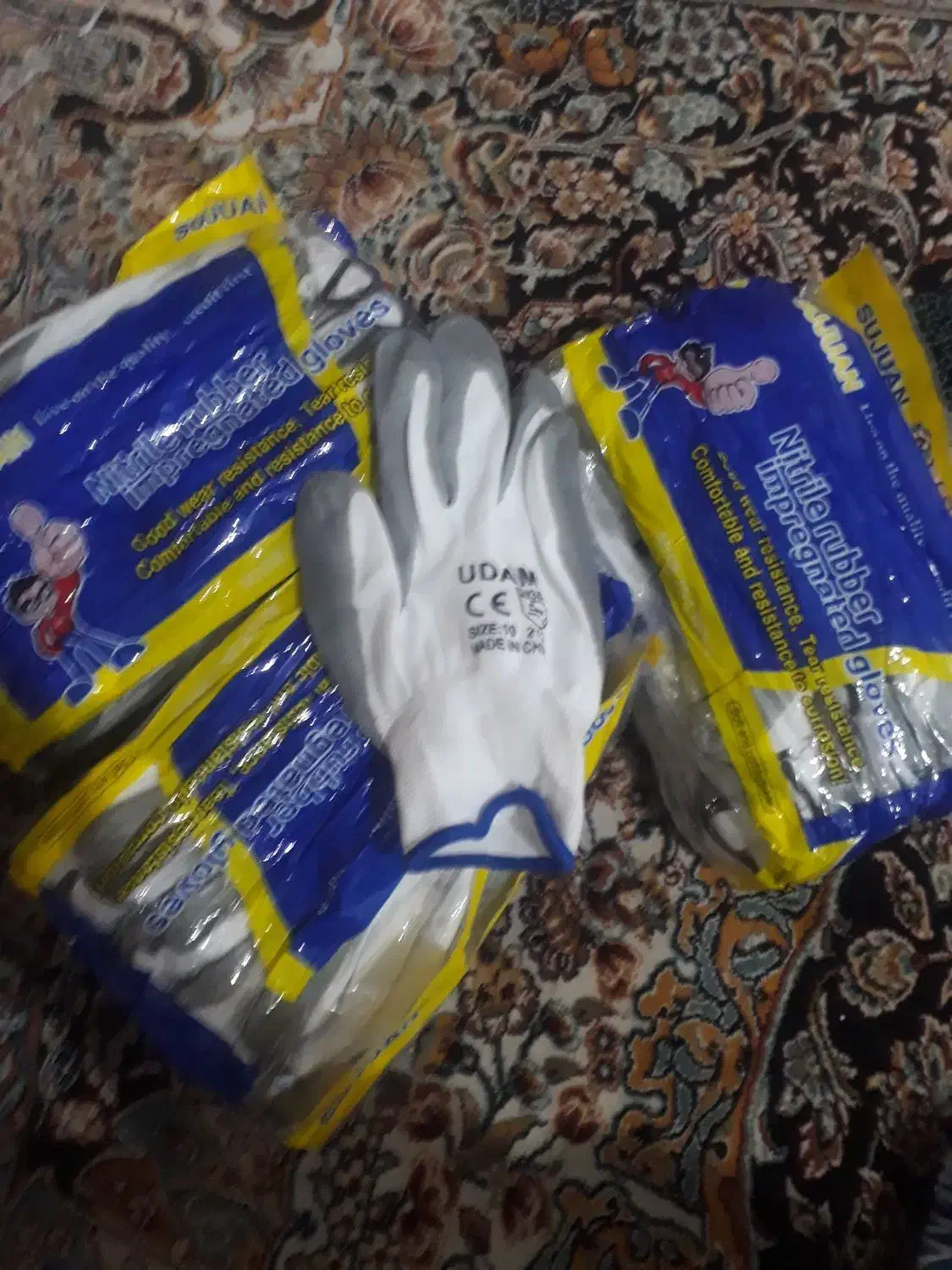 سه جفت دستکش|لباس|شیراز, کرونی(خاتونک)|دیوار