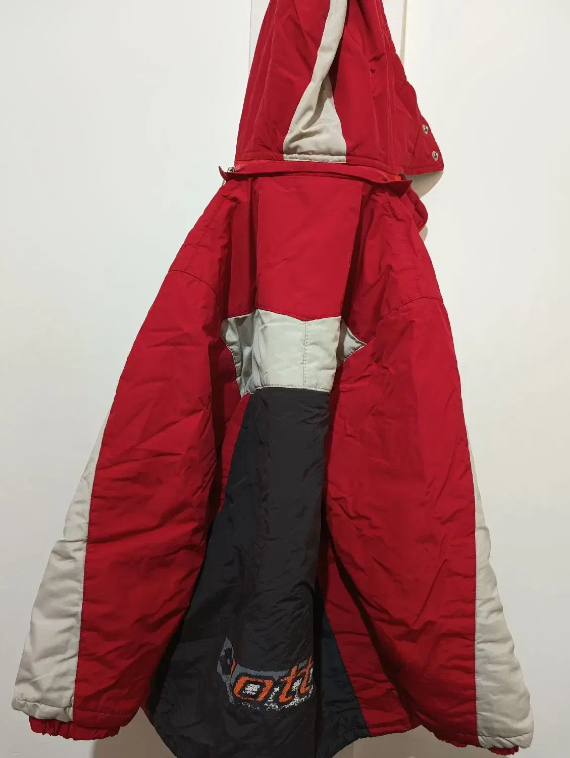 کاپشن|لباس|خوی, |دیوار