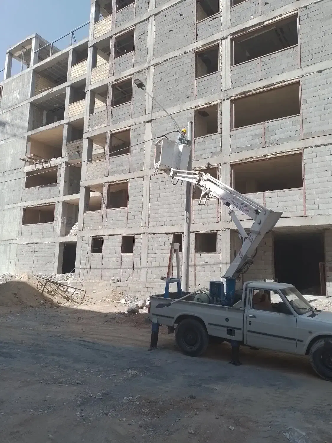 اجاره روزانه و ساعتی بالابر نفربر لجور نیسان|خدمات پیشه و مهارت|خمینی‌شهر, |دیوار