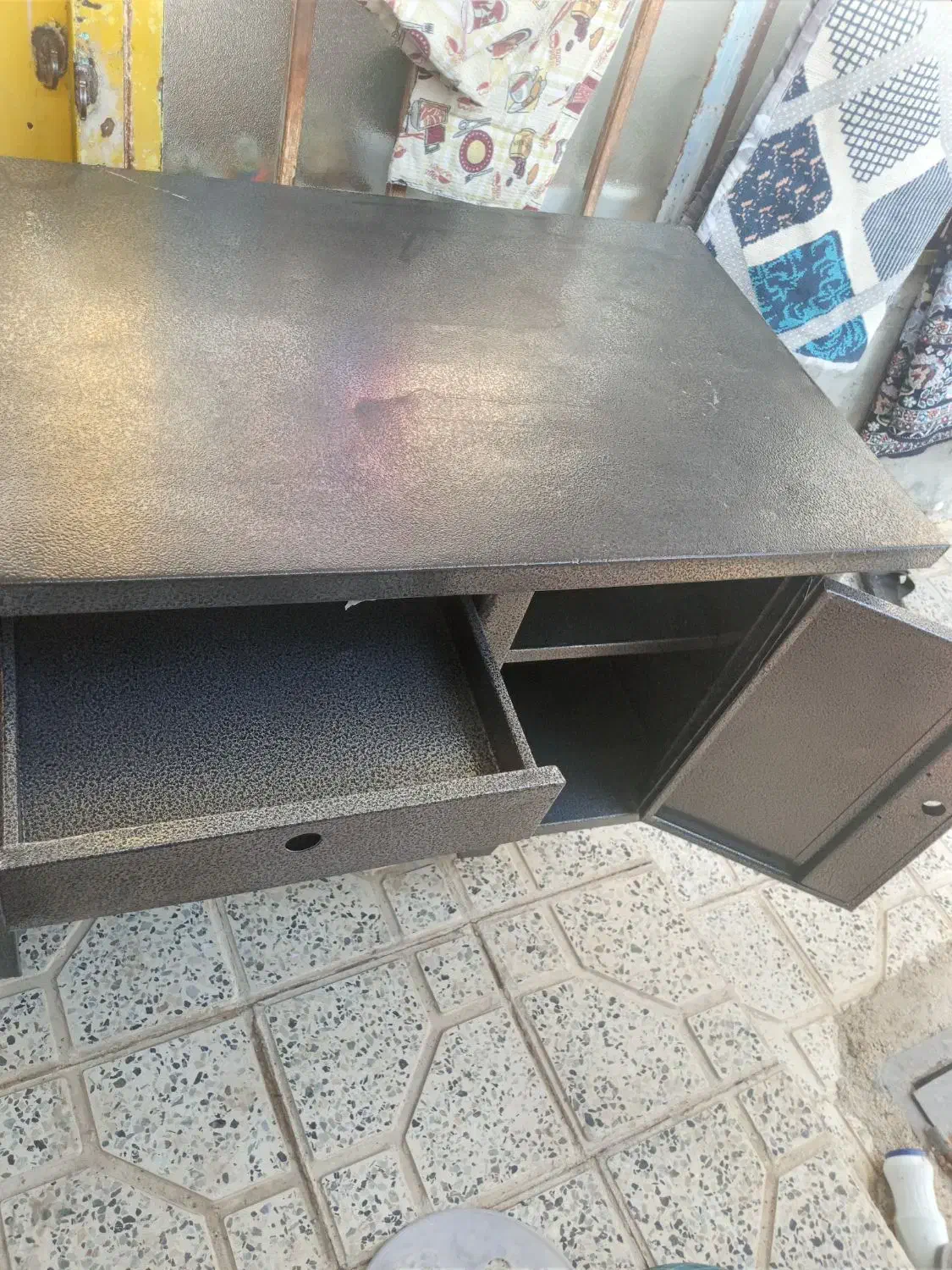 میز تحریر|میز تحریر و کامپیوتر|بابا حیدر, |دیوار