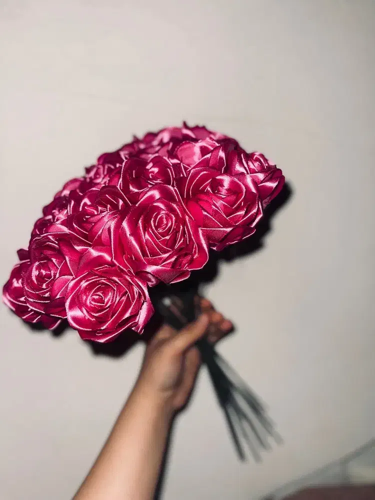 گل مصنوعی با روبان|گل مصنوعی|قدس, شهر‌قدس|دیوار