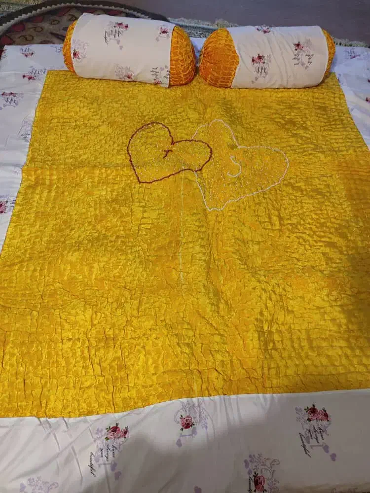 لحاف و تشک و دو عدد متکا|رختخواب، بالش، پتو|بروجن, |دیوار