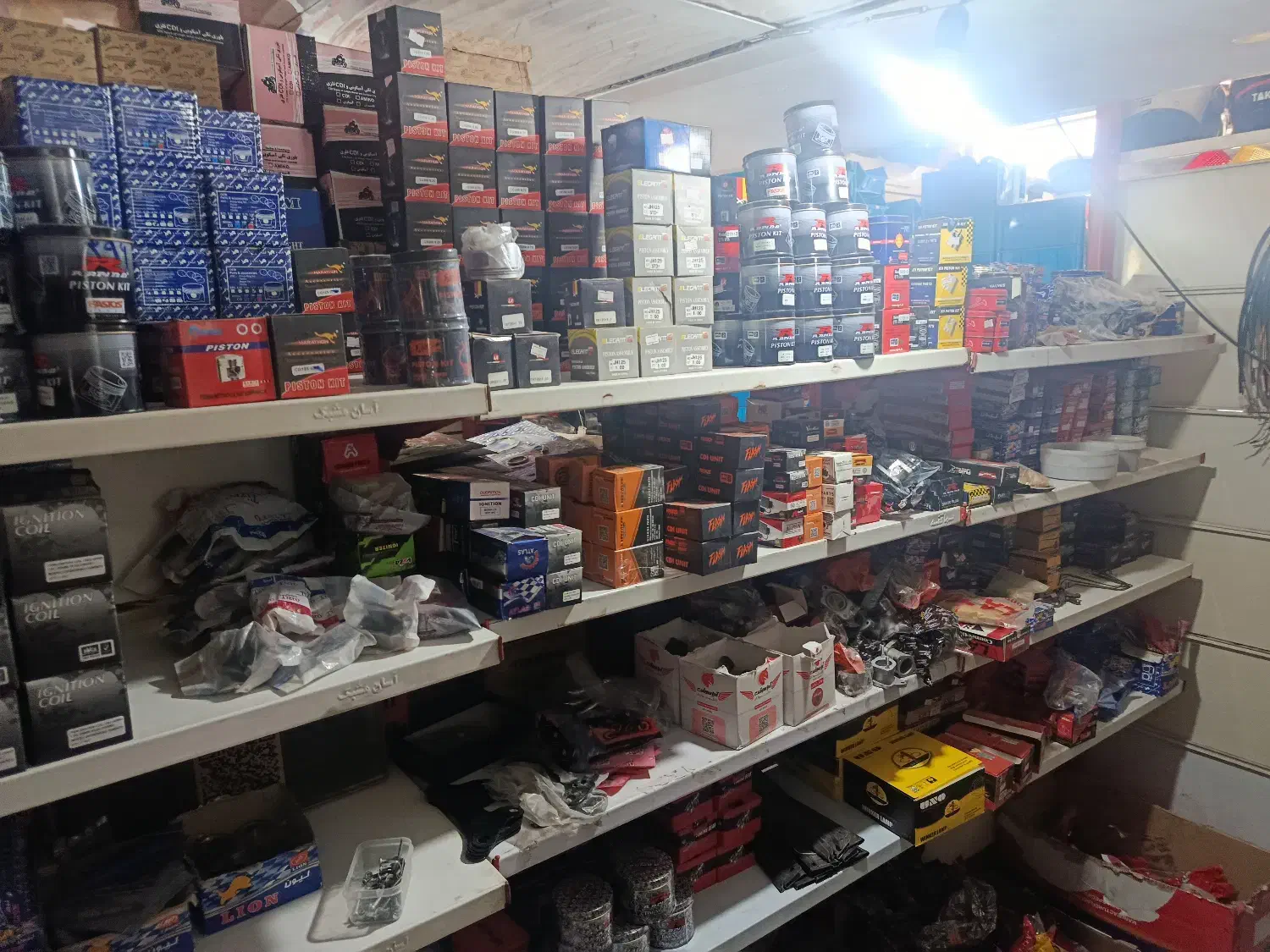 لوازم یدکی موتور خ امام جنب رستوران نقش جهان|قطعات یدکی و لوازم جانبی|یزد, |دیوار