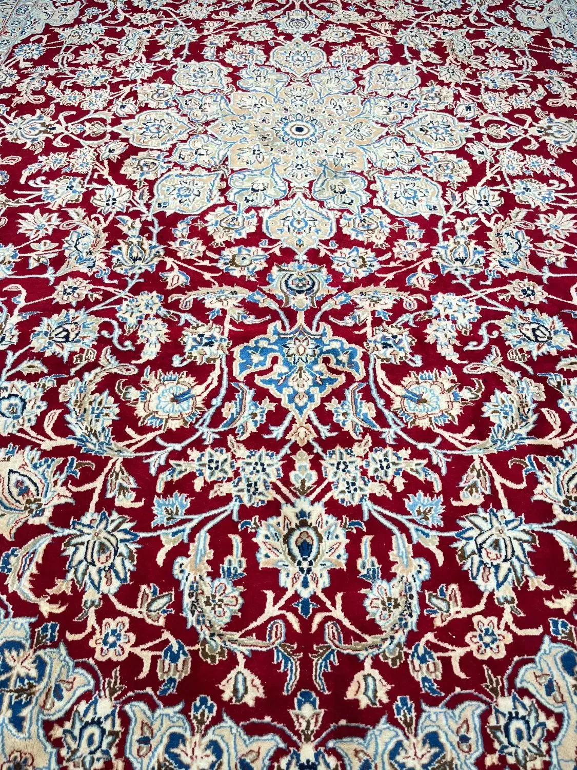 قالی نائین لاکی اصل|فرش|اصفهان, نقش جهان|دیوار