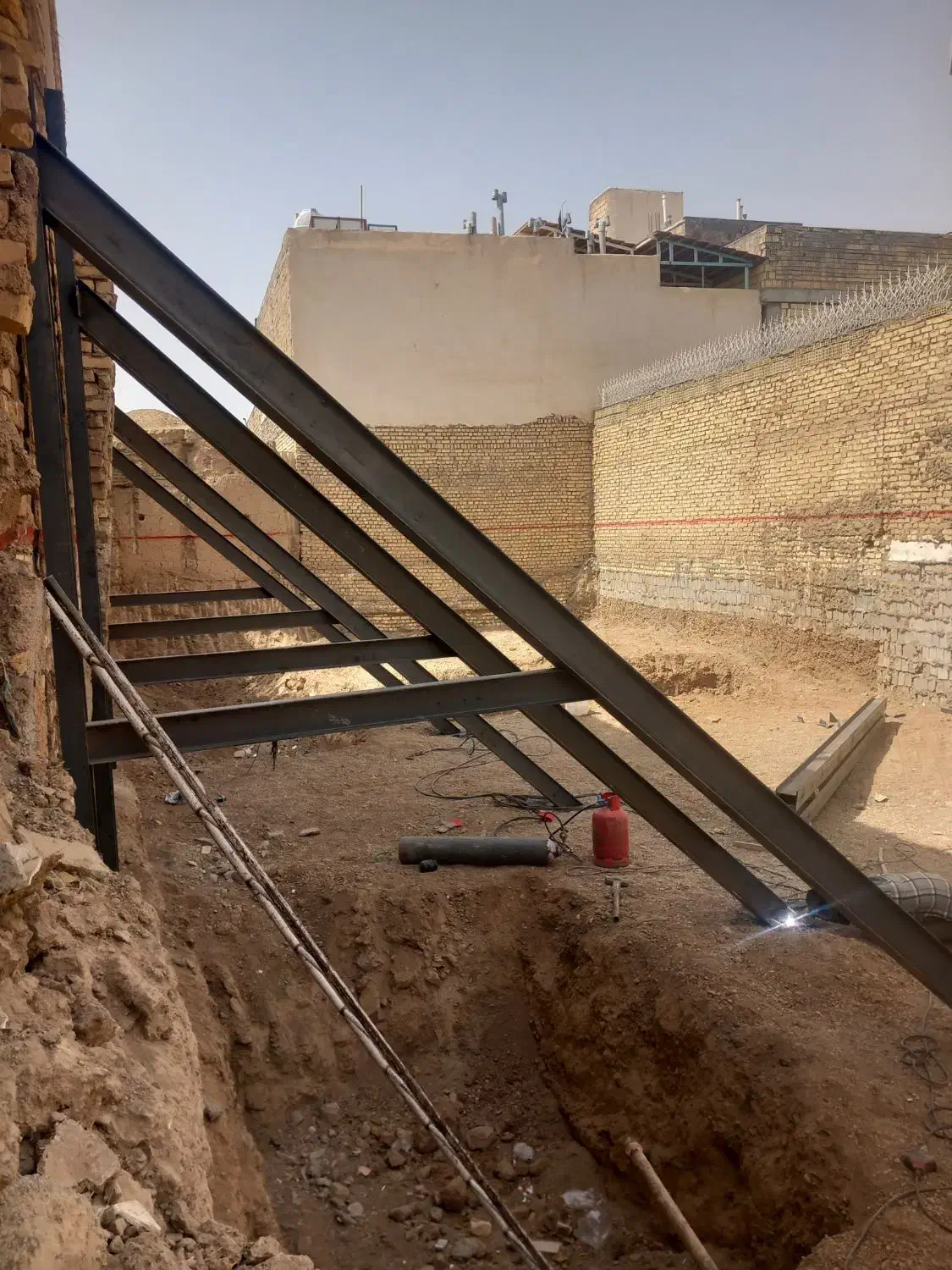 تخریب ساختمان|خدمات پیشه و مهارت|نجف‌آباد, حومه نجف آباد|دیوار